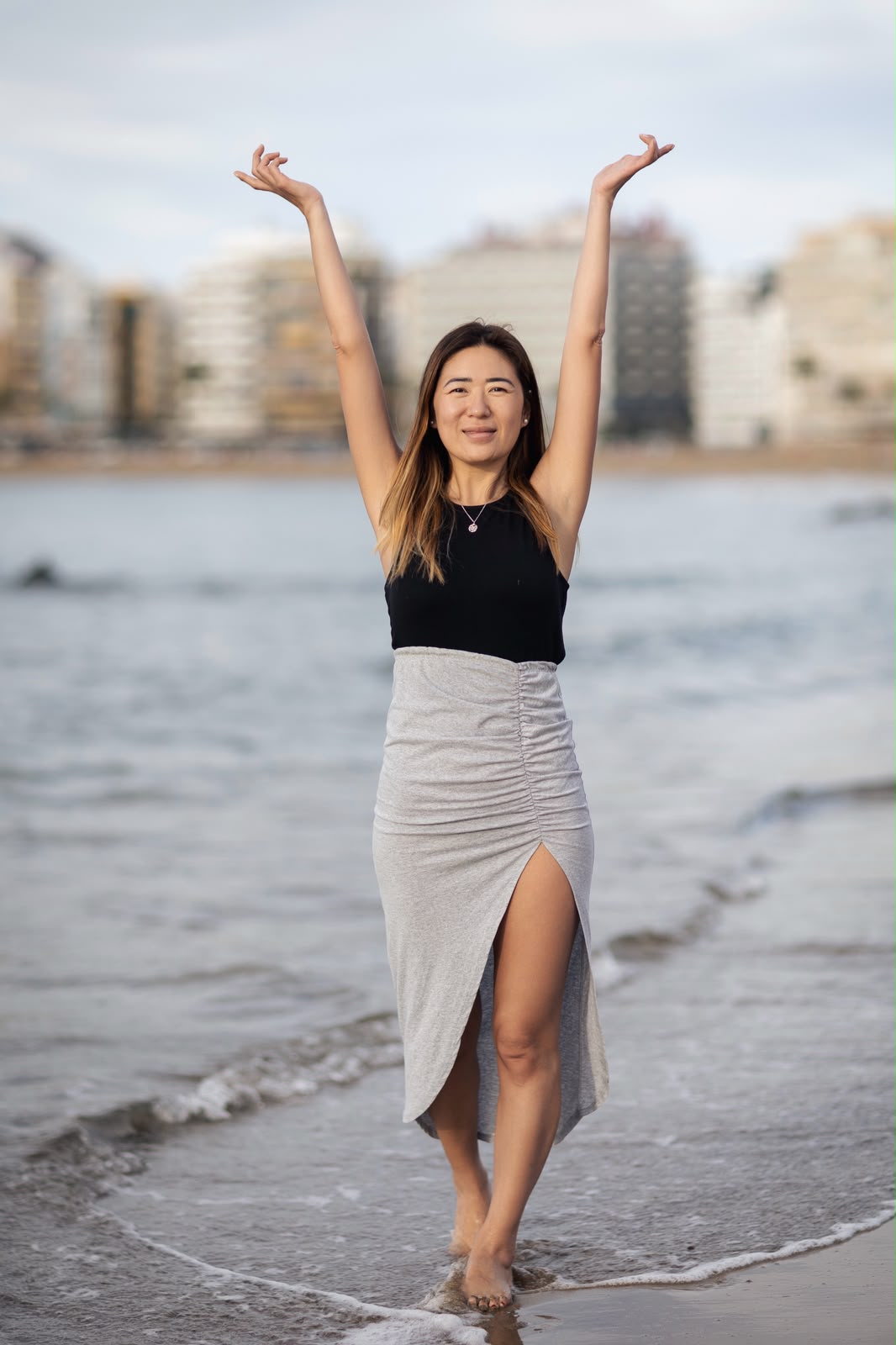Blanca Zhang con los brazos alzados en la orilla