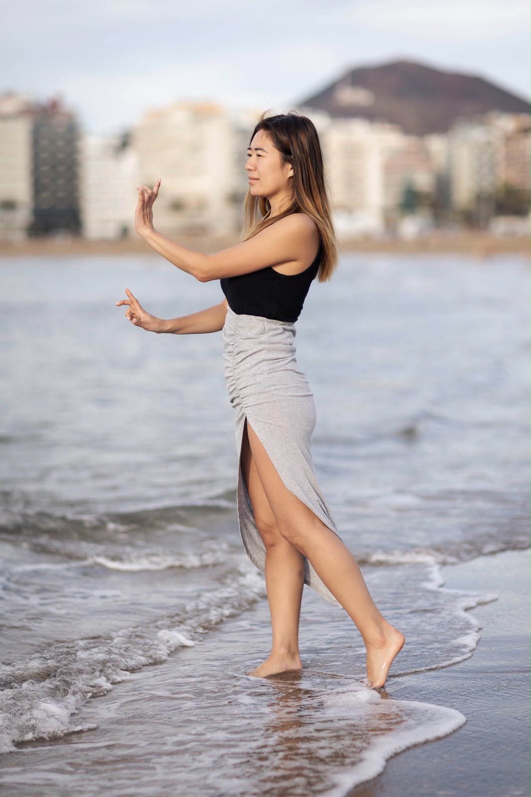 Blanca Zhang de perfil, moviendo las manos junto al agua