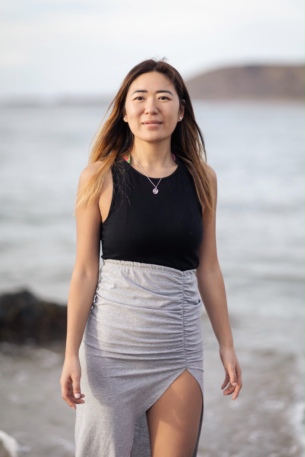 Retrato de Blanca Zhang junto al mar